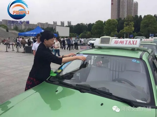 省文明辦專職副主任張曼如，對(duì)愛心助考活動(dòng)的舉辦給予高度評(píng)價(jià)。