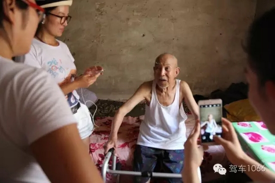 老兵老兵，你的勛章呢，國(guó)家給你的那個(gè)？