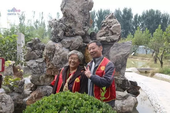爺爺奶奶叔叔阿姨被盛運(yùn)莊園的景致吸引，紛紛拍照留影