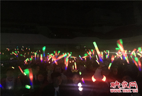 當(dāng)晚現(xiàn)場(chǎng)約2500個(gè)座位全場(chǎng)爆滿，還有全國各地歌迷會(huì)趕來的歌迷們。