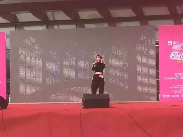 這pose一看就是在飆高音，猜猜看她唱的是哪首歌？