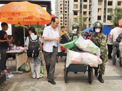 9月8日，天津濱海海港城小區(qū)，武警幫助居民搬東西。