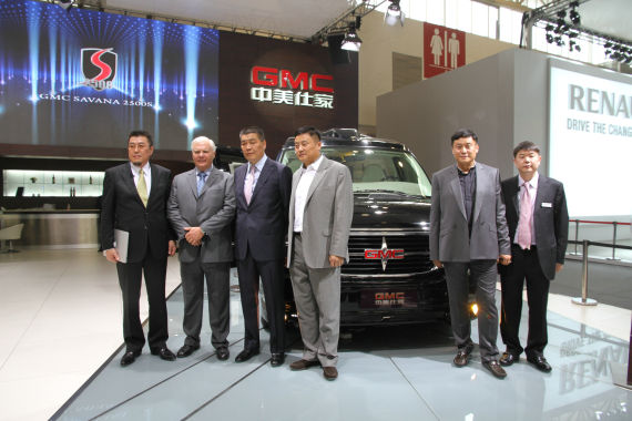 北京國際車展上，全新GMC S系列頂級商務(wù)車在亞太區(qū)首發(fā)。圖為企業(yè)領(lǐng)導(dǎo)與新車合影。