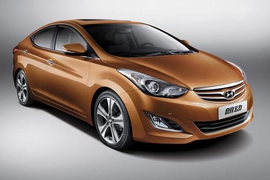 　　北京現(xiàn)代朗動分別搭載1.6L和1.8L兩種發(fā)動機，共7款車型?！傲黧w雕塑”設計理念持身的朗動看上