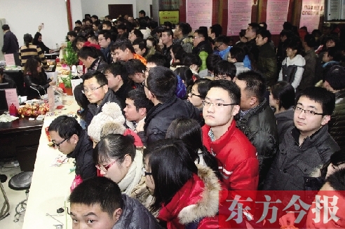 昨日上午，鄭州市金水區(qū)民政局婚姻登記處，領(lǐng)證的新人擠滿了辦證大廳