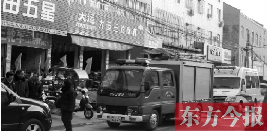 火災(zāi)發(fā)生后，袁厲害家門前的大路上停滿了消防車和警車