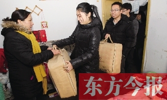 昨天下午，多位東方今報(bào)愛心讀者前往鄭州市困難戶家中贈送棉被