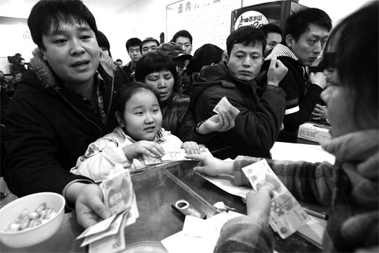 1月30日，李剛小面館收銀臺(tái)前，更多的市民大量買(mǎi)走“面卡”帶回家去