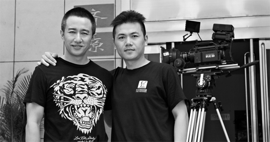 張藝飛（右）在接受河南電視臺采訪時，與主持人合影資料圖片