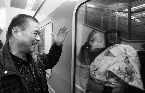 車要開了，史振星揮手向女兒懷中的外孫告別。女兒帶著剛剛出生43天的孩子，要到千里之外湖南的婆婆家過新