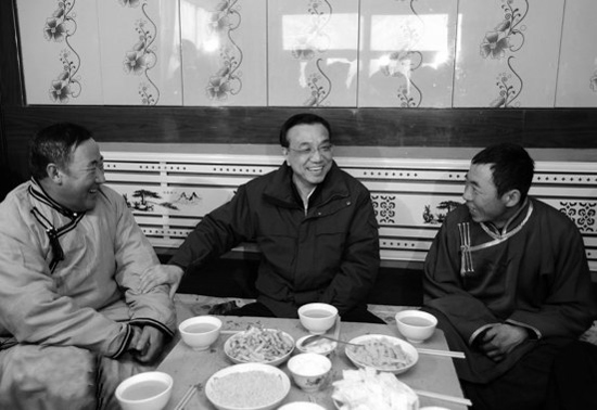 今年2月4日，李克強(qiáng)來(lái)到內(nèi)蒙古興安視察，與村民們拉家常