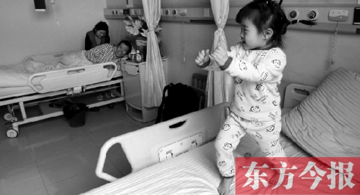 2月7日，春節(jié)前的第3天，雖然傷口很是疼痛，但3歲女兒可愛的“騎馬舞”是李剛最好的“止痛藥”