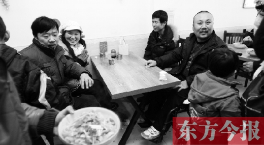 1月26日，坐著輪椅的袁海軍再次出現(xiàn)在李剛的面館，這次和他同來的是他的3位殘疾人朋友