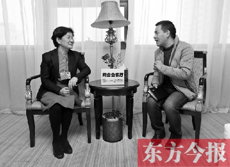 全國人大代表、省文化廳廳長楊麗萍（左）在接受“兩會(huì)會(huì)客廳”采訪