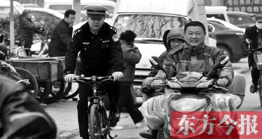 為了倡導(dǎo)綠色出行，鄭州市交警三大隊民警以身作則騎自行車上下班