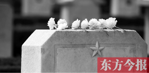 清明假期里，各界人士來到鄭州烈士陵園，緬懷先烈。一座無名烈士的墓碑上，擺放著人們帶來的白花