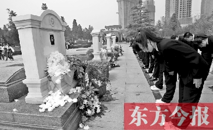 清明節(jié)，鄭州烈士陵園。學(xué)生在吉鴻昌烈士墓前鞠躬致禮