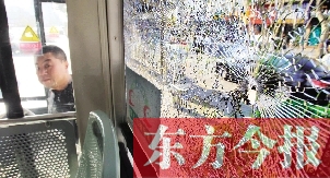 4月6日，鄭州市108路公交車一整塊車窗玻璃被鋼珠擊碎