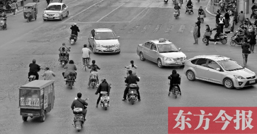 四月九日，鄭州市黃河路與經(jīng)八路交叉口，“中國式過馬路”現(xiàn)象仍很常見