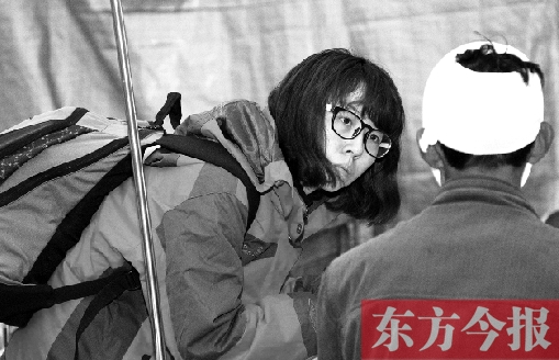 東方今報記者李娟娟正在了解災區(qū)傷員的需求