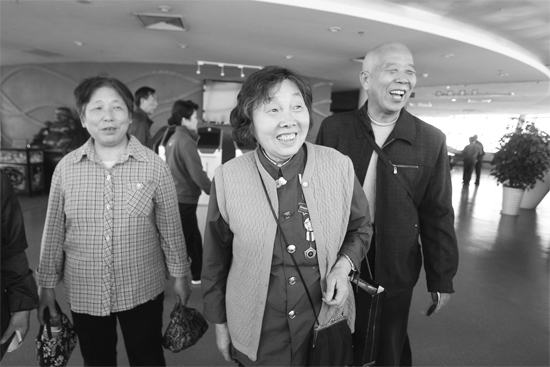昨日，“尋訪百名共和國勞?！被顒舆x出的百位勞模免費(fèi)游覽中原福塔