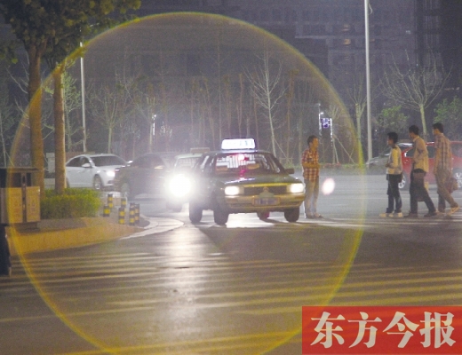 昨晚，鄭州火車(chē)東站，一些出租車(chē)?？吭诼愤?，見(jiàn)到行人不時(shí)主動(dòng)搭訕 東方今報(bào)暗訪組 攝