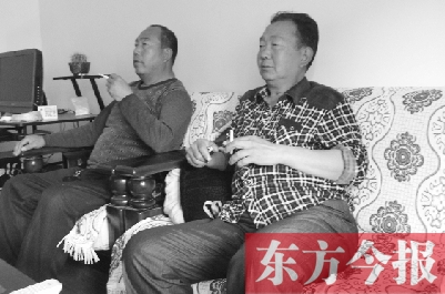 吳四輩和張年學(xué)在家聊天，談?wù)撋稌r(shí)候能去上班