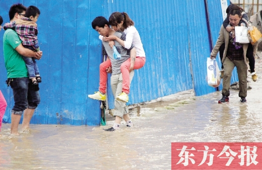 雨后鄭州，“背人過河”成了一道甜蜜又無奈的風景 東方今報記者 沈翔 攝