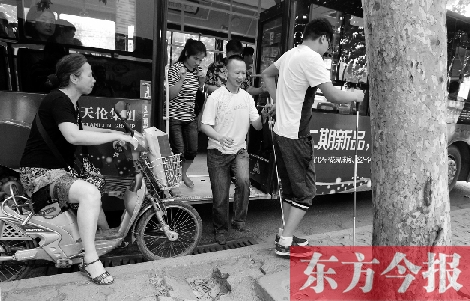 每到下車時(shí)，宋鵬（右一）和胡興開（右二）都很艱難，好在周圍的市民都挺照顧的