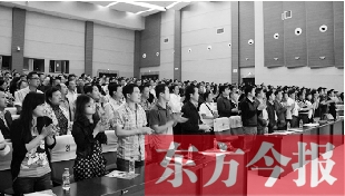 演員謝幕時(shí)，沒(méi)有觀眾離場(chǎng)，而是全部起立熱烈鼓掌