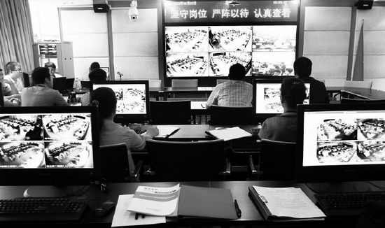 2013年高考首日，鄭州市國家考試考務(wù)指揮中心內(nèi)，工作人員通過監(jiān)控器遠(yuǎn)程監(jiān)考