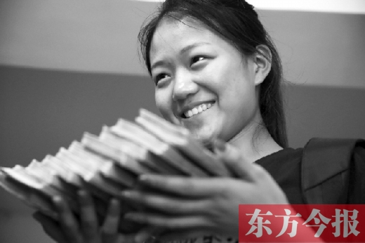 昨天，大一女生周文靜把10萬元現金還給了失主