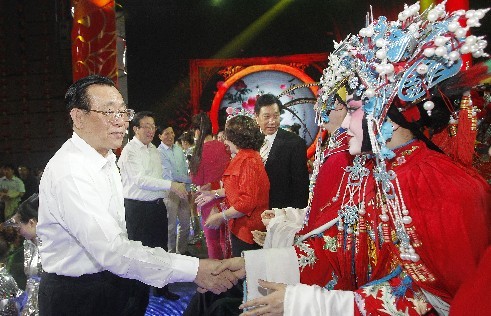 頒獎晚會結(jié)束后，王剛（左一）、郭庚茂（左二）、謝伏瞻（左三）上臺和演職人員握手