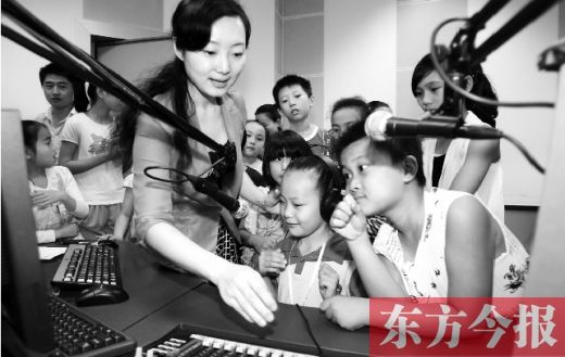 河南廣電全媒體小記者參觀河南電臺(tái)教育廣播樂(lè)活1066，體驗(yàn)當(dāng)主持人的樂(lè)趣