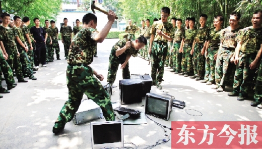 為了讓孩子表達(dá)戒除網(wǎng)癮的決心，學(xué)校組織孩子親手砸毀電腦