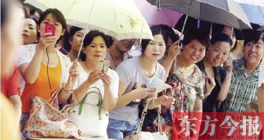 7月6日，鄭州市文化路省實驗中學(xué)小升初測評點，家長們聚集在一起，焦急地等待自己的孩子走出考場