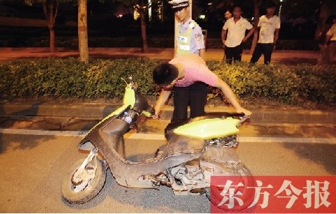 7月9日夜，鄭東新區(qū)街頭，鄭州市交巡警六大隊民警查住一輛“炸街”摩托車