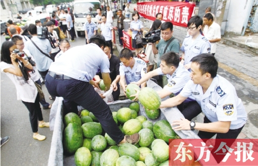 過(guò)秤開(kāi)始，鄭州管城區(qū)城市管理執(zhí)法局等五局委共買(mǎi)了96500斤西瓜