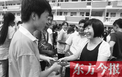7月23日，晨鐘教育集團黨委書記張玲為支教大學(xué)生頒發(fā)證書