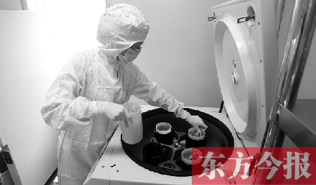 鄭州一專門儲存臍帶血的機構，專業(yè)人員正在把臍帶血存放在儲藏箱里
