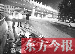 昨日凌晨3時(shí)，鄭州市區(qū)河醫(yī)立交橋下，交警在勘察現(xiàn)場(chǎng)