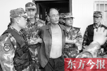 7月27日13時50分許，駐馬店市西平縣的“7·25”連環(huán)殺人案犯罪嫌疑人丁金華（左三）在禹州落網(wǎng)