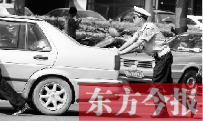 一輛車壞在了路中間，執(zhí)勤交警幫推車