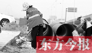 鄭州市鄭東新區(qū)，烈日下工作的環(huán)衛(wèi)工