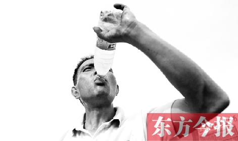 高溫天氣下，鄭州自來水搶險(xiǎn)工人老趙經(jīng)常是喝水趕不上出汗