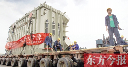 天降大雨，加大了行走的難度，工人們用支桿頂起沿途的電纜