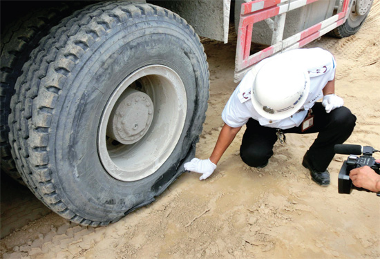 8月3日，棉紡路與六廠前街交叉口附近一輛水泥罐車(chē)突然爆胎，路邊一輛電動(dòng)車(chē)被沖擊波震翻報(bào)廢