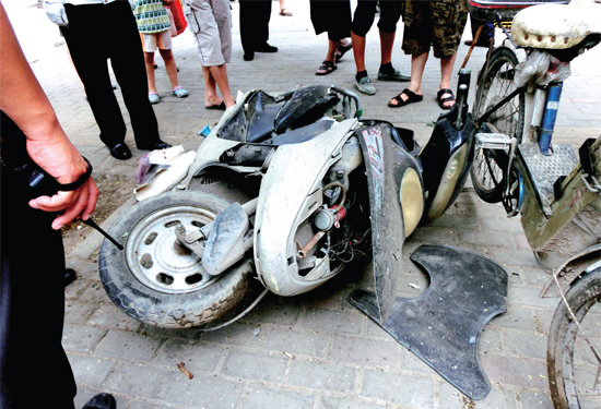 8月3日，棉紡路與六廠前街交叉口附近一輛水泥罐車(chē)突然爆胎，路邊一輛電動(dòng)車(chē)被沖擊波震翻報(bào)廢