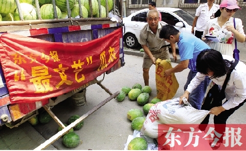 昨日，得知“最文藝瓜農(nóng)”祁老漢（左一）被困，市民紛紛購(gòu)愛(ài)心瓜