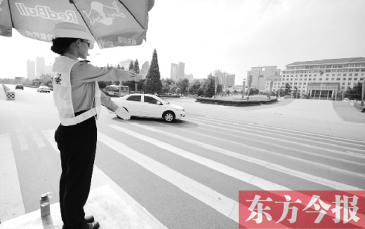 昨日，駐馬店市開(kāi)源大道，女交警冒高溫指揮交通